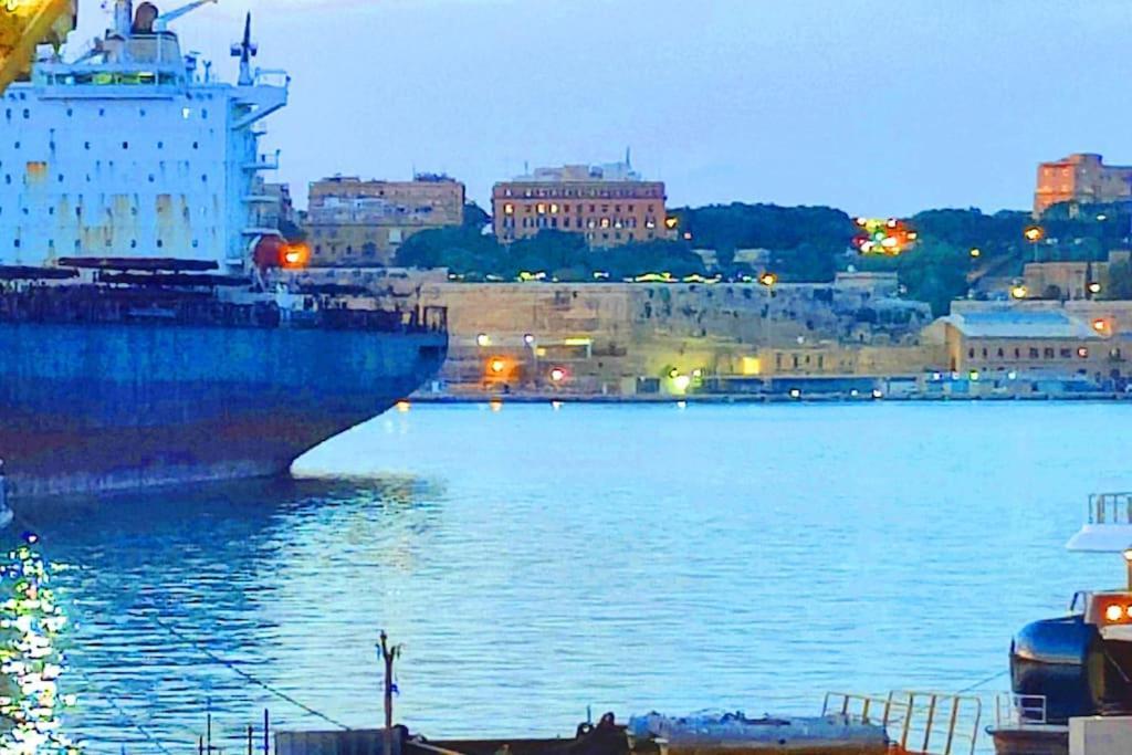 Crew 2 Savynomad Harbour Residences Wow Views Cospicua Bagian luar foto